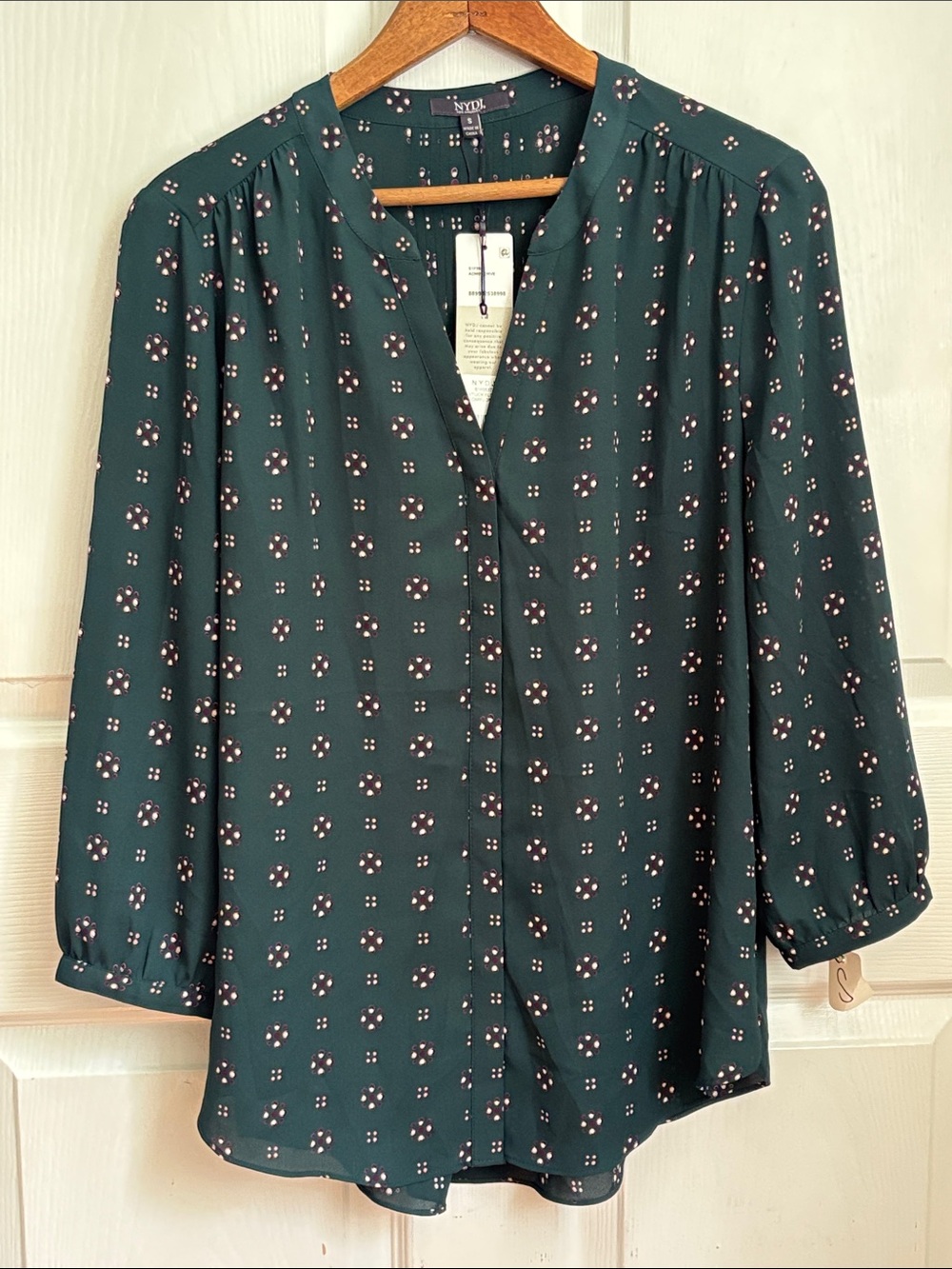 New NWT NYDJ Forest Green Printed V-Neck Pintuck Blouse Size Small